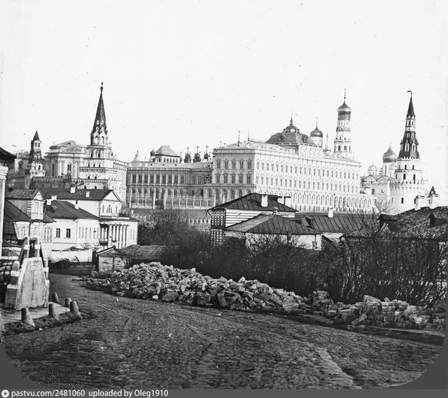 Вид на Кремль от основания ХХС. Боровицкая башня