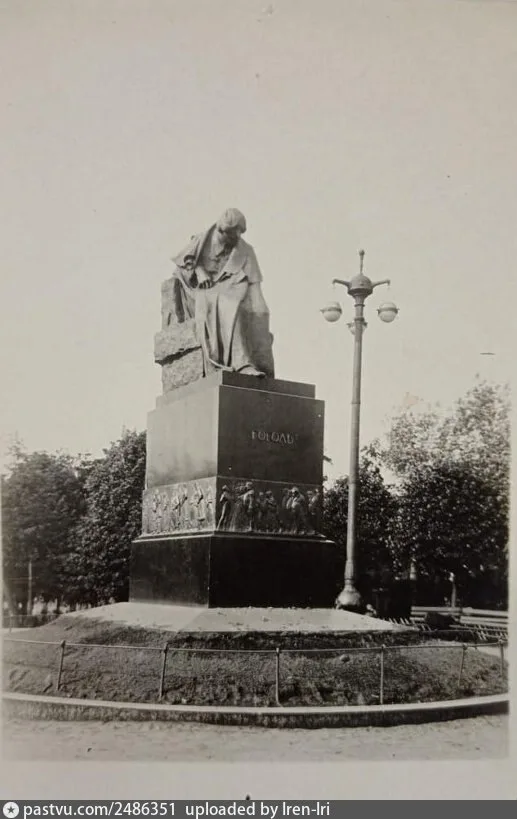 Памятник Николаю Васильевичу Гоголю на Гоголевском бульваре