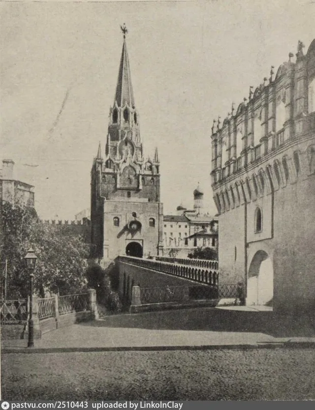 Троицкая и Кутафья башни Московского кремля