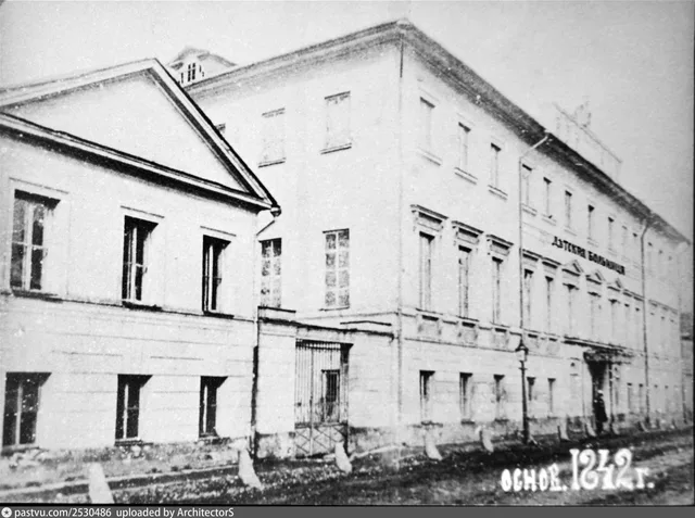 Детская больница Московского Опекунского совета на улице Малой Бронной. Вид на окна домовой церкви св. Татианы