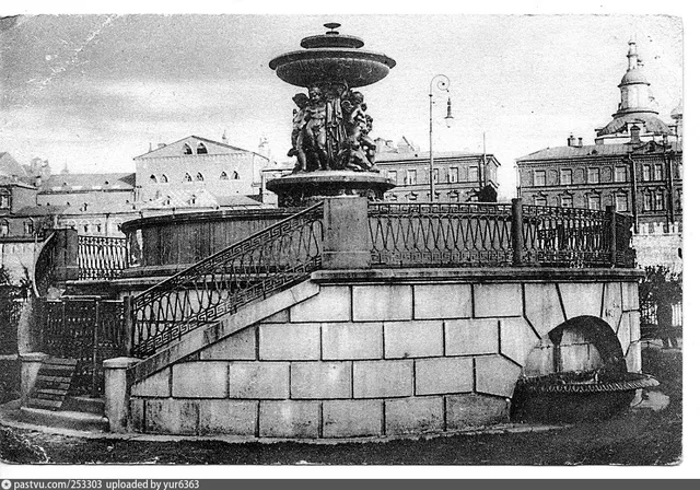 Москва. Фонтан на площади Свердлова (фонтан Витали).