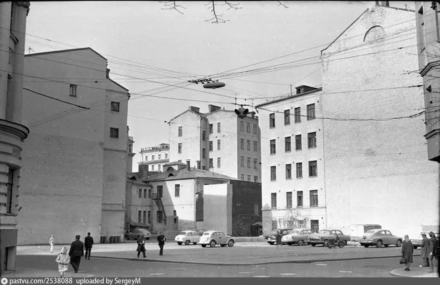Улица Малая Бронная, перекрёсток с улицей Жолтовского