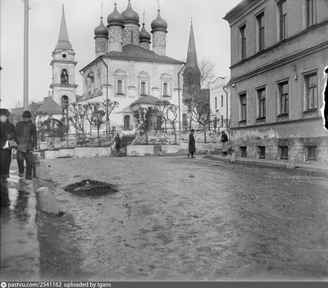 Большой Ивановский переулок. Церковь Святого Владимира в Старых Садех