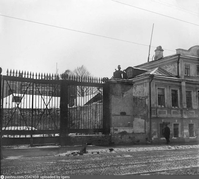 Остоженка, дом 48. Провиантские склады. Вид въездных ворот со стороны Остоженки