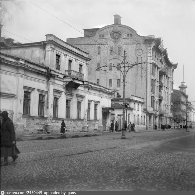 Пречистенка. Дома 30 (Берг), 28 (доходный дом И. П. Исакова). Вдали виднеется Московское пожарное депо