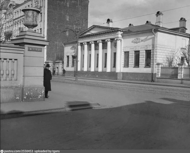 Пречистенка, 11. Угол Лопухинского переулка. Дом Лопухиных-Станицкой (с 1911 г. Музей Л. Н. Толстого)
