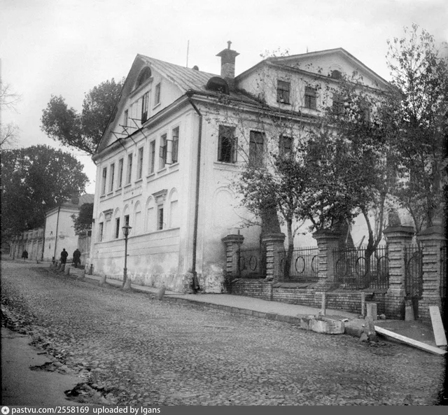 Палаты Шуйских (жилой дом с палатами XVII в.) в Подкопаевском переулке