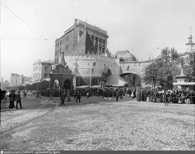 Варварская площадь. Часовня Богоматери Боголюбской в день празднования