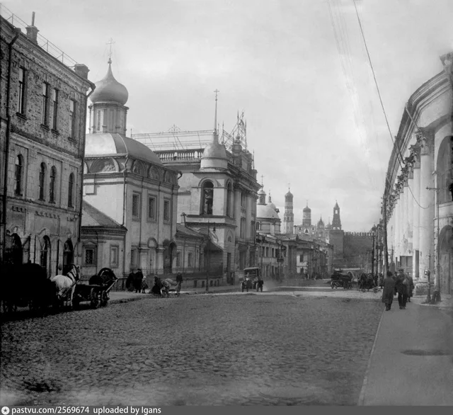 Варварка, угол Рыбного переулка. Церковь Максима Блаженного