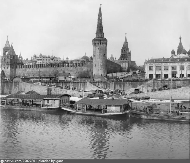 Вид на Кремль, Храм Василия Блаженного и Кремлёвскую набережную от Москвы-реки