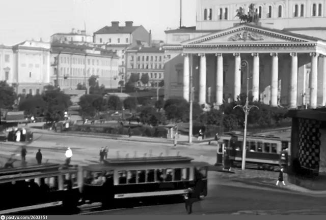 Трамваи на Театральной площади