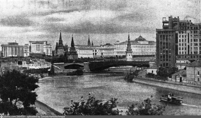 Вид с Кропоткинской набережной на Дом Правительства, Большой Каменный мост и Кремль