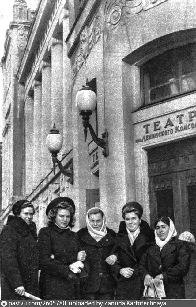 Возле Театра имени Ленинского комсомола