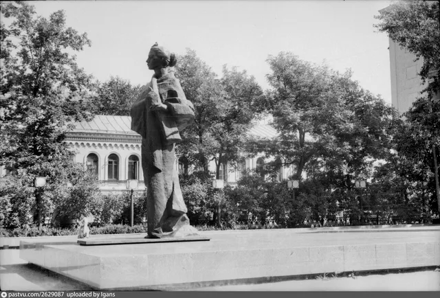 Сретенский бульвар. Памятник Надежде Константиновне Крупской