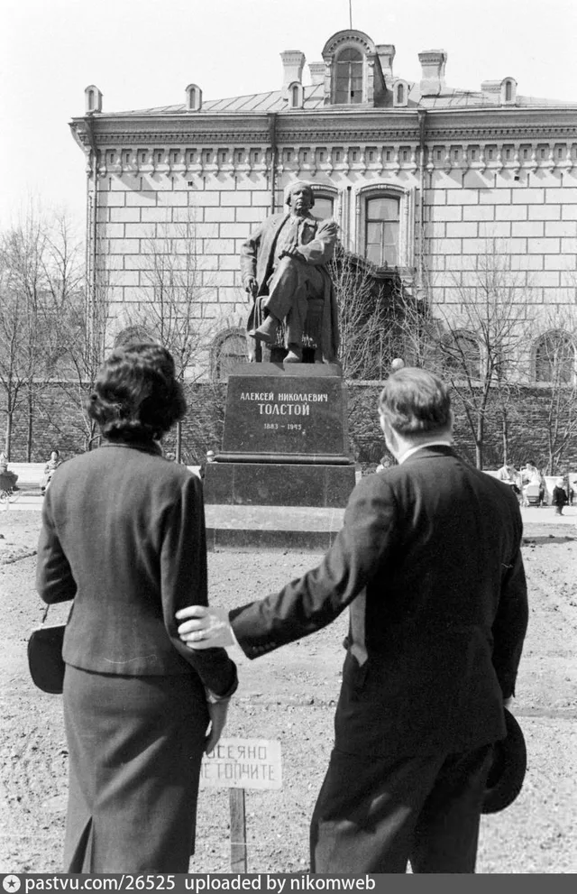 Памятник А. Н. Толстому