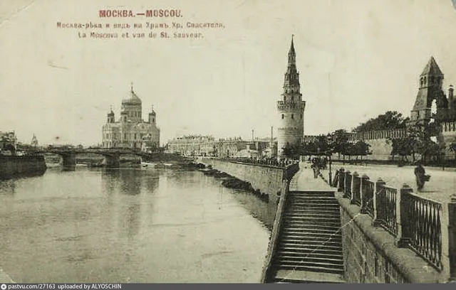 Река и вид на храм Христа Спасителя