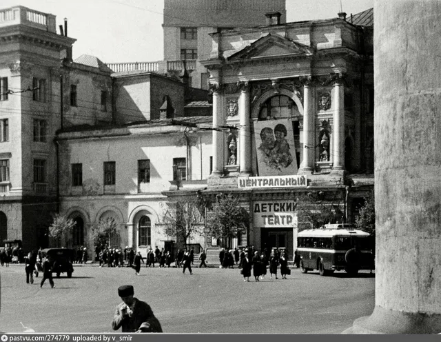 Площадь Свердлова. Центральный детский театр