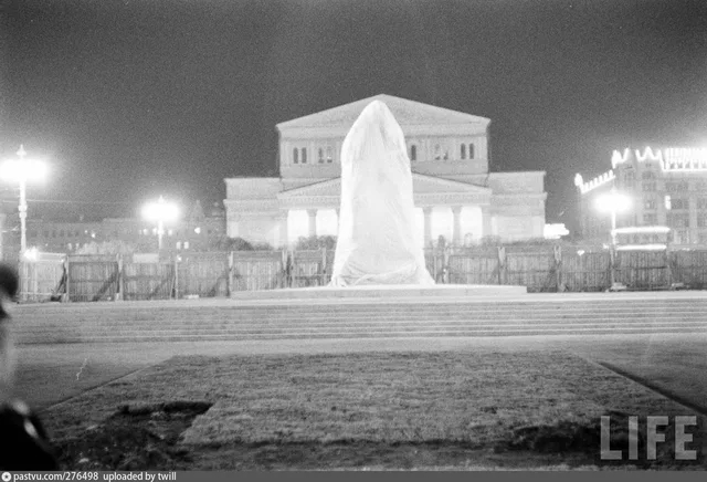 Подготовка к открытию памятника Марксу.