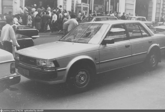 Улица Кузнецкий Мост. Автомобиль торгового представительства, очередь в «Академкнигу»