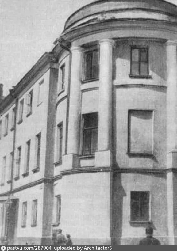 На углу улиц Большой Молчановки и Воровского. Школа №91.