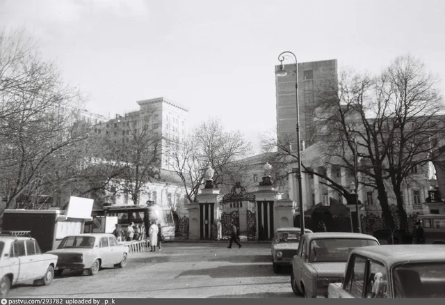 В Лаврушинском переулке