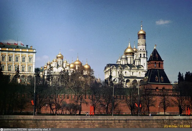 Колокольня Ивана Великого, Архангельский и Благовещенский соборы Московского кремля. Вид с набережной Москвы-реки