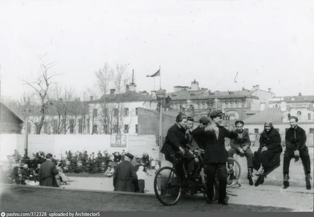 Молодёжь. Скверик. Young Russians, playground