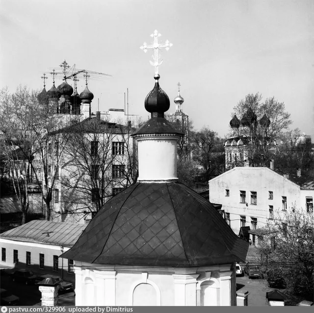 Храм Сергия в Крапивниках и Высокопетровский монастырь