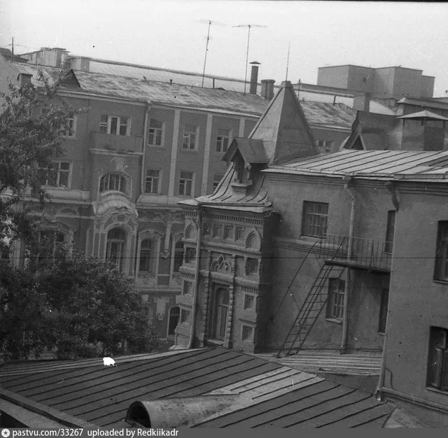 Ул. Москвина, вид из д. 5 на дом 8 и здание филиала МХАТа (бывш. театр Корша)