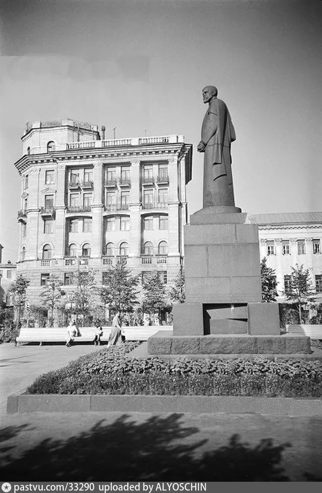 Тверской бульвар. Памятник Клименту Тимирязеву