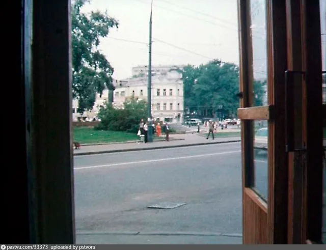 Вид из магазина «Молоко» на Метростроевской улице