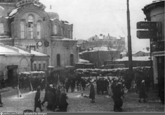 Вид на кинотеатр Авангард в конце Житной улицы