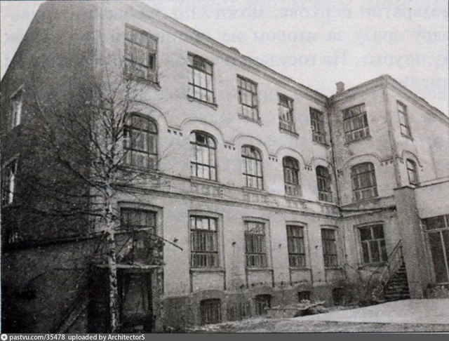 Во дворе дома №21 на Зубовском бульваре.Приют Царицы Небесной