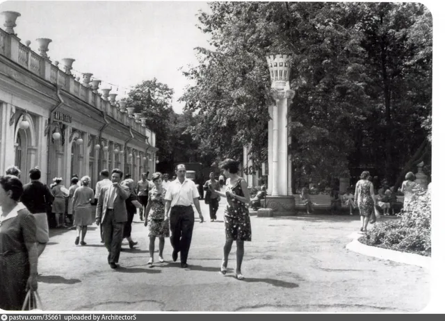 Сад "Эрмитаж" Центральная аллея у Театрального цветника