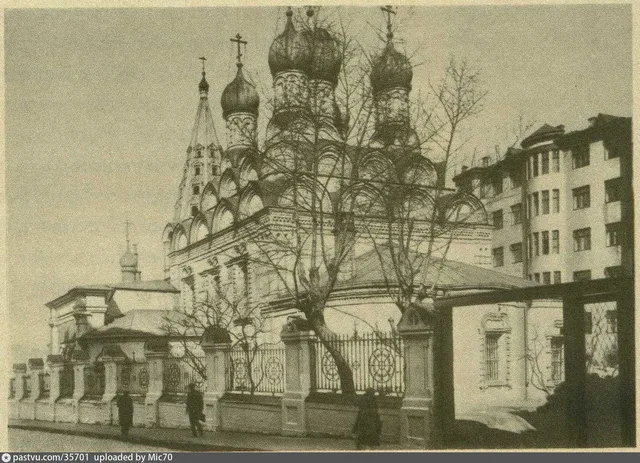 Церковь Сергия "в Пушкарях". Виден дом №5 по Б. Сергиевскому переулку