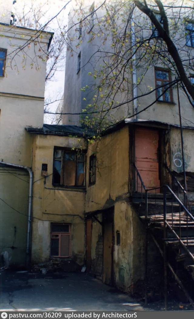 Двор с каморкой в Последнем переулке