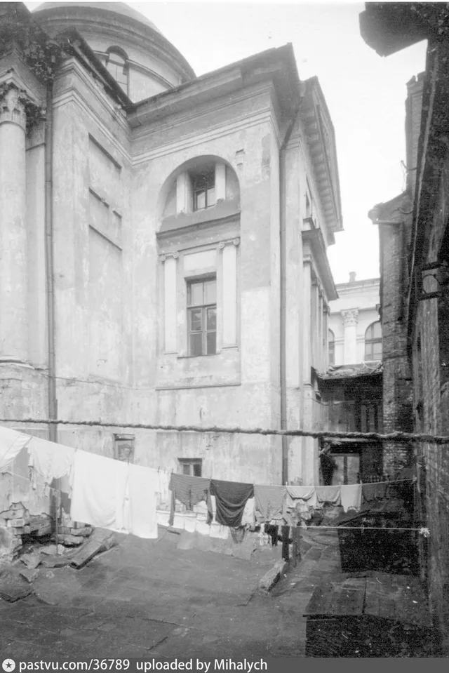 Двор церкви Варвары Великомученицы (5)
