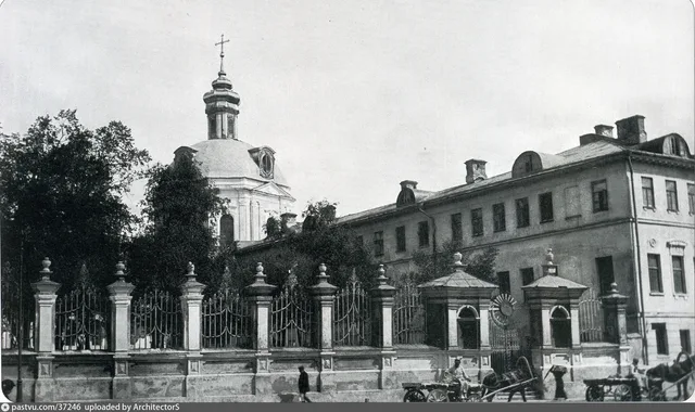 Гороховский переулок у церкви.