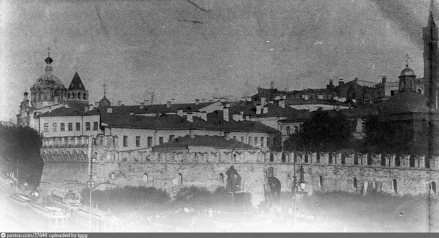 Китайгородская стена и памятник Ивану Фёдорову