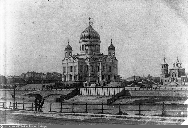 Храм Христа Спасителя, вид из-за реки
