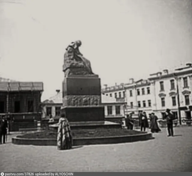 Памятник Н. В. Гоголю в конце Пречистенского (ныне Гоголевского) бульвара