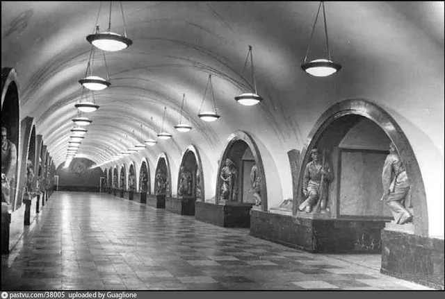 Станция метро Площадь Революции