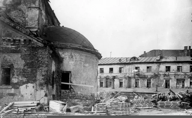 Возле церкви Зачатия св. Анны, что в Углу
