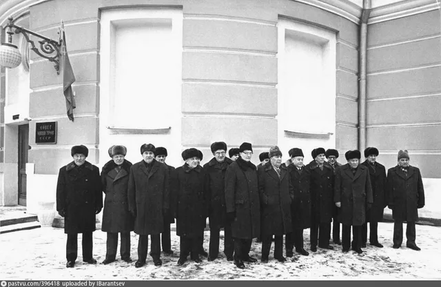 Коллективная фотография членов Политбюро и секретарей ЦК КПСС у здания Совета Министров СССР в Кремле