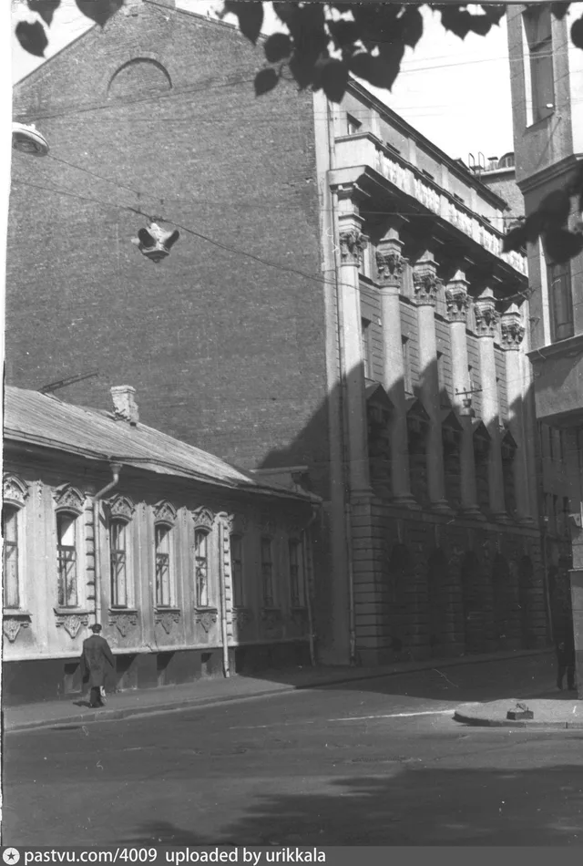 Угол Малой Бронной улицы и улицы Жолтовского