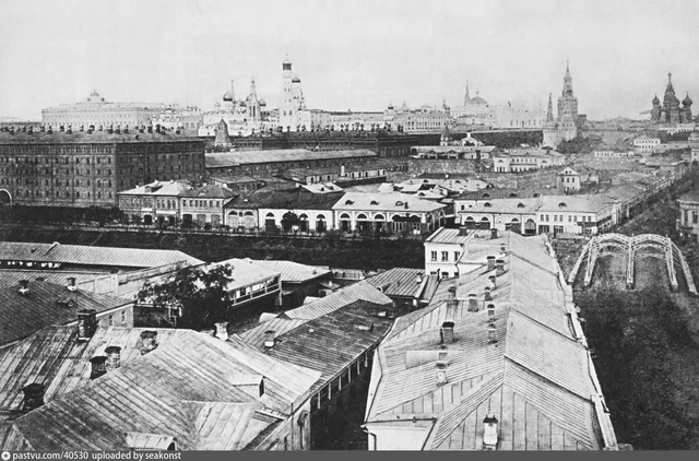 Вид в сторону Кремля с колокольни церкви Усекновения главы Иоанна Предтечи, что под Бором