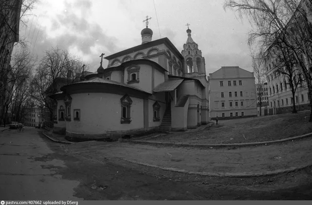 Церковь Трех Святителей на Кулишках