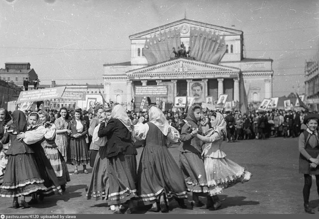 Празднование 1 мая на площади Свердлова (Театральной)