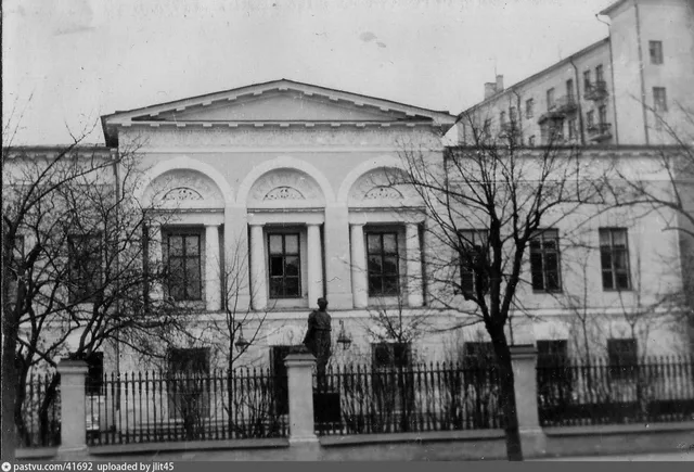 Улица Воровского, 25а. Институт Мировой литературы