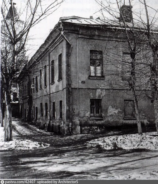 Красные палаты со стороны двора. Метростроевская улица